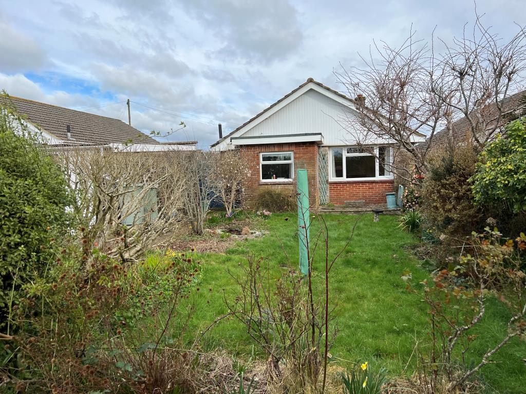 Lot: 6 - DETACHED BUNGALOW FOR IMPROVEMENT AND GARAGE -